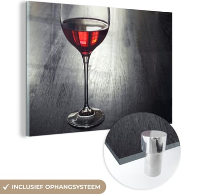 MuchoWow® Glasschilderij 120x80 cm - Schilderij acrylglas - Glas rode wijn op een houten plaat - Foto op glas - Schilderijen