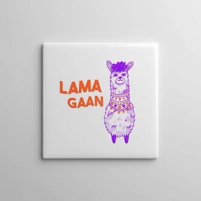 Grappige Keramische Tegel “Lama Gaan” met Lama Illustratie – Decoratieve Wanddecoratie – 15 x 15 cm