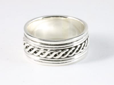 Zware zilveren ring met kruiskabel patroon - 10 mm. - maat 17