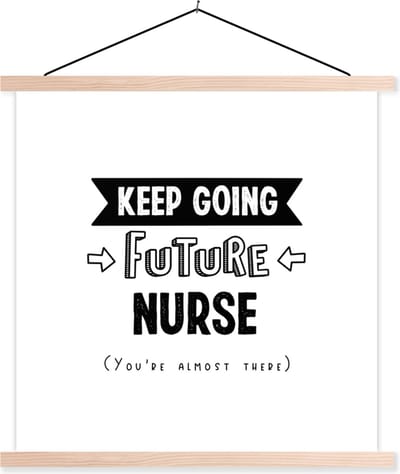 Posterhanger incl. Poster 40x40 cm - Schoolplaat - Verpleegkundige - Quotes - Zuster - Studie - Textielposter - Blanke latten