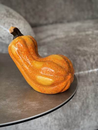 Pompoen oranje porselein 16 cm hoog - Halloween - Griezel - Herfstcollectie - Herfstdecoratie - interieurdecoratie - accessoire - voor binnen - gift - geschenk - cadeau - verjaardag