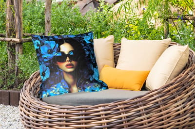 Sierkussen Buiten - Vrouw - Bloemen - Blauw - Aesthetic - Luxe - 60x60 cm - Weerbestendig
