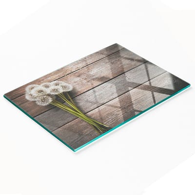 Duurzaam en stijlvol glazen bord met een paardenbloemmotief, afmetingen 80x52 cm.