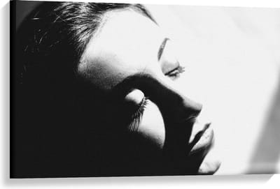 Canvas  - Foto van Gezicht van Vrouw in Zwart Wit  - 90x60cm Foto op Canvas Schilderij (Wanddecoratie op Canvas)