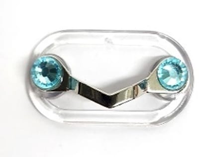 Magnetische brillenhouder – Zonnebrilhouder - ID-badgehouder, Kleur Zilver met blauw kristal, Unisex, voor mannen en voor vrouwen – Met deze geniale uitvinding raak je nooit meer je bril – Badge - kwijt
