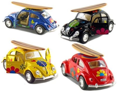 Kinsmart Die Cast 1967 Volkswagen Beetle met Surfbord 1:32 (1pc, Willekeurige Kleur)