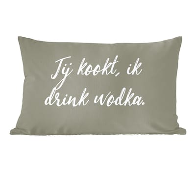 Sierkussens - Kussentjes Woonkamer - 60x40 cm - Spreuken - Quotes - Jij kookt, ik drink wodka - Drank - Koken