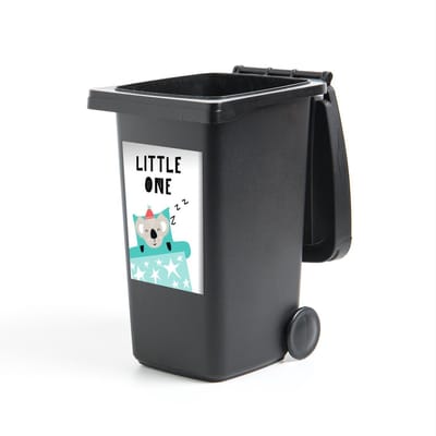 Container sticker Kinderillustratie Dier en Tekst - CM - Kinderillustratie met de quote 'Little one' en een koala Klikosticker - 40x60 cm - kliko sticker - weerbestendige containersticker