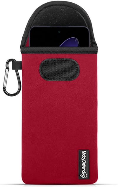 MobyDefend Hoesje - Geschikt voor Oppo Reno13 - Neopreen Pouch Met Karabijnhaak - Insteek - Riemlus - Rood
