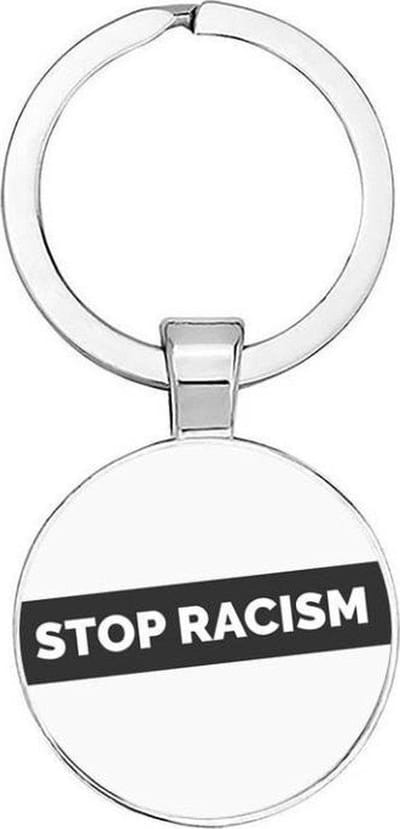 Akyol - Stop racism Sleutelhanger - Black Lives Matter - Antiracist - Leuk kado voor iemand die tegen racisme is - 2,5 x 2,5 CM
