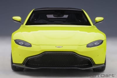 De 1:18 Diecast Modelcar van de Aston Martin Vantage van 2019 in Lime Essence en Carbon Black Roof. De fabrikant van het schaalmodel is Autoart. Dit model is alleen online verkrijgbaar
