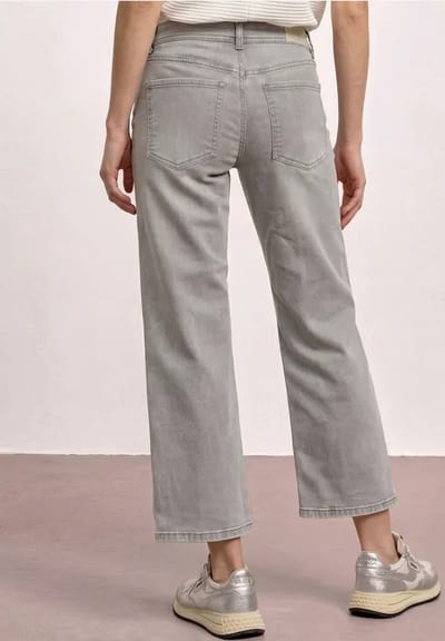 7/8 Mid Waist straight leg jeans in casual fit
