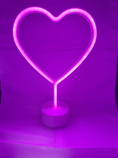 LED hart met neonlicht - roze neon licht - hoogte 29.5 x 20 x 8.5 cm - Op batterijen en USB - Tafellamp - Nachtlamp - Decoratieve verlichting - Woonaccessoires