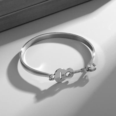 Europese en Amerikaanse Mode Titanium Staal Niche Ontwerp Hol Roestvrij Staal Gitaar Armband Kleur Behoudend Zilveren Armband Hand Decoratie gray