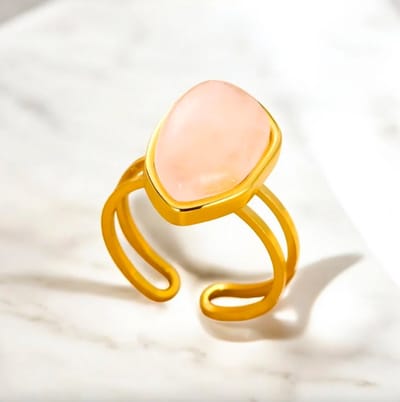 Ring met lichtroze steen - Stainless steel - Verkleurt niet, waterproof - Verstelbaar - Damesdingetjes
