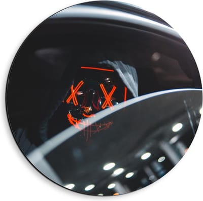 Dibond Wandcirkel - Masker met Rood in de Auto - 40x40cm Foto op Aluminium Wandcirkel (met ophangsysteem)