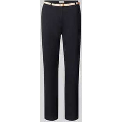 chino met riem en achterzakken