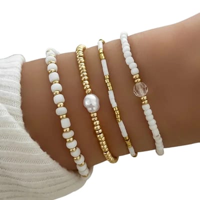 4-Delige Bohemian Armbandenset - Handgemaakt - Goudkleurig en Wit - Kralenarmbanden van Glazen Rijstkralen - Elastisch, Comfortabel & Lichtgewicht - Trendy Sieraden voor Zomer, Strand, Festivals & Casual Outfit - Perfect Cadeau voor Vrouwen & Dames