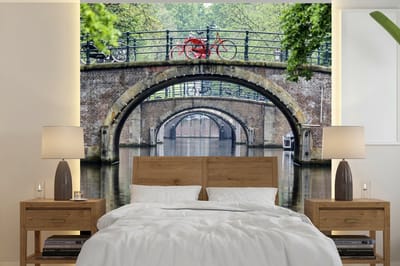 Behang - Fotobehang Rode fietsen op de grachten van Amsterdam - Breedte 300 cm x hoogte 300 cm