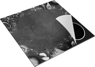Chefcare Inductie Beschermer Groente en Kruiden op een Zwarte Tafel - Zwart Wit - 78x78 cm - Afdekplaat Inductie - Kookplaat Beschermer - Inductie Mat
