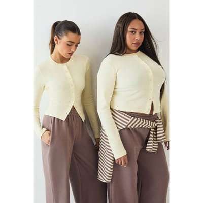 Dames DSGN Studio Ronde Hals Doorknoop Lange Mouw Top | Butter | Maat: 2XL