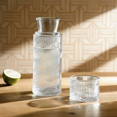 Elegante Glazen Decanteerder met Deksel - Waterkaraf met Beker (630 ml) voor Slaapkamer, Badkamer en Woonkamer - Perfect voor Gasten en Thuisgebruik
