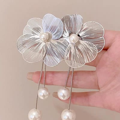 Vintage Gouden Lange Metalen Bloem Hangende Drop Oorbellen Voor Vrouwen Persoonlijkheid Pendientes Vakantiefeest Sieraden Cadeaus white