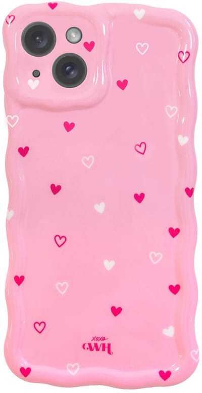 xoxo Wildhearts Glossy Wavy Case Love Notes telefoonhoesje - Geschikt voor iPhone 15 Plus - Golvend hoesje - Glimmende silicone case met golven - Vlekbestendig - Camerabescherming - Roze met rode en witte hartjes