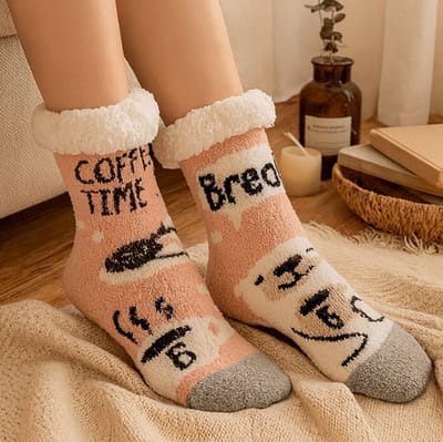 Budino® Huissokken - Verwarmde sokken - Antislip Sokken - Warme Sokken - Dikke Sokken - Anti Slip - Fluffy Sokken - Dames en Heren - Koffie Beer Roze