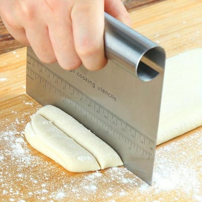 Racloir de banc premium en acier inoxydable avec marquages de mesure - Coupe-pâte et hachoir à pâtisserie durables, idéal pour la cuisson Racloir à pâte
