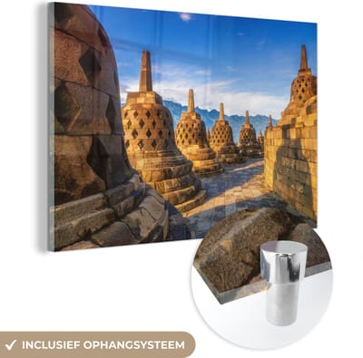 ® Glasschilderij 180x120 cm - Schilderij acrylglas - Geel gekleurde Stoepas door de zon bij de Borobudur - Foto op glas - Muurdecoratie woonkamer - Wanddecoratie slaapkamer - Schilderijen