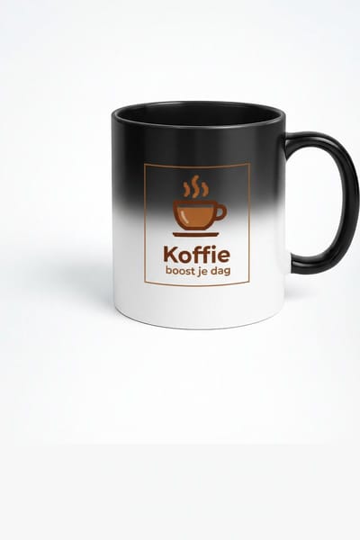 Magische Koffiemok "Koffie boost je dag" - Zwart Veranderend Design