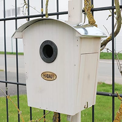 Witte nestkast voor vogels met rond dak en verwisselbare vlieggaten