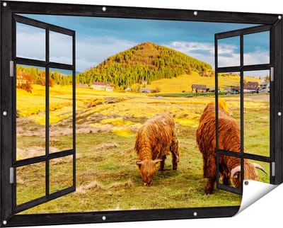 Gards Tuinposter Doorkijk Twee Schotse Hooglanders bij een Dorp - 150x100 cm - Tuindoek - Tuindecoratie - Wanddecoratie buiten - Tuinschilderij