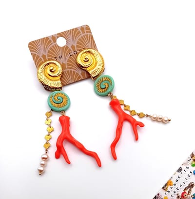 Jeannette-Creatief® - Beach - Oorbellen Ammoniet Czech Glaskralen Coral Orange Gold Shell & Zoetwaterparels - Ammoniet - Koraal - Resin Koraal - Coral - Grote Oorbellen - Big Earrings - Mode Juwelen - Pareloorbellen - Moederdag