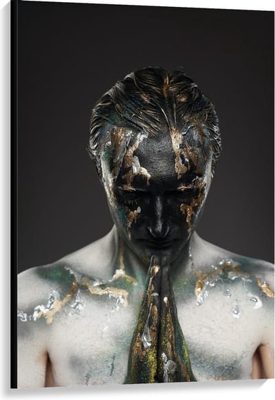 Canvas  - Biddende Man van Glitter - 80x120cm Foto op Canvas Schilderij (Wanddecoratie op Canvas)