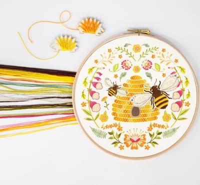 Bothy Threads Kathy Pilcher Folk Bees Vrij borduren pakket