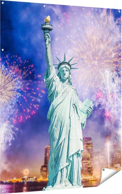 Gards Tuinposter Vrijheidsbeeld in New York met Vuurwerk - 120x160 cm - Tuindoek - Tuindecoratie - Wanddecoratie buiten - Tuinschilderij