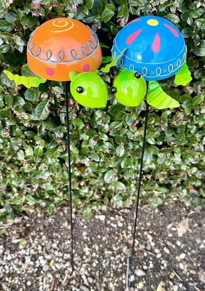 Metalen deco tuinstekers "schildpadden" - Set van 2 stuks - meerkleurig - hoogte 70 x 20 x 2 cm - Tuinaccessoires - Tuindecoratie – Tuinstekers