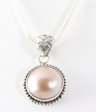 Ronde bewerkte zilveren hanger met roze parel aan ketting