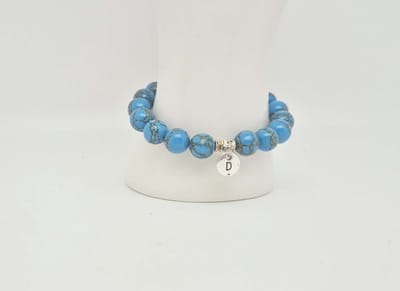 Handgemaakte natuursteen armband met hanger "Letters in cirkel" " Blauw howliet gesponnen goud" -8 mm diameter van de korrel- Diameter armband 20 cm - Kies je favoriete letters- Een mooi cadeau voor familie en vrienden