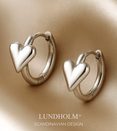 Lundholm Oorringen Dames Zilverkleurig met Hartje - Premium Stainless Steel - oorbellen zilver Luxe Oorbellen (1.7 cm) - Hena Serie - Liefdes Sieraad Cadeau Moederdag - Luxe Geschenkverpakking