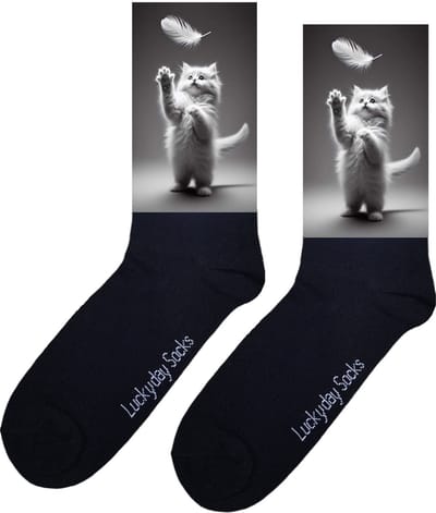 Kitten - Opkikkertje - Grappige sokken - Valentijn cadeau - Verjaardag cadeau - Kerst cadeau - Veertje - Grappige sokken - Leuke sokken - Witte Kat - Poes - Vrolijke sokken - Kerst sokken - Vaderdag - Moederdag - Socks maken Happy - 37-44