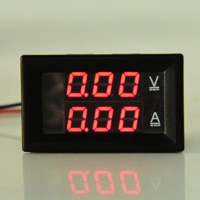 Digitale Voltmeter Ampèremeter - Paneelmeter Dubbele LED - Batterij Bewaken - Dubbele Functionaliteit - 0-100V 50A - Rood