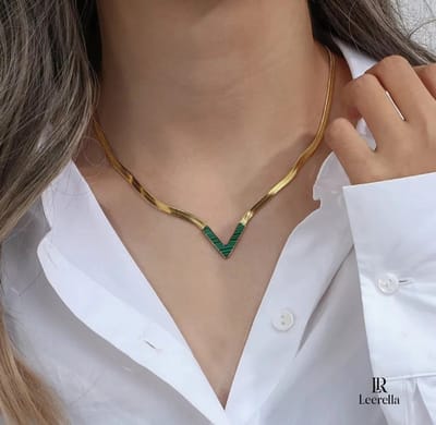 Leerella Goudkleurige-Groen RVS Ketting met V-Vormige Hanger - Verstelbaar en Duurzaam Dames Sieraad in Meerdere Kleuren