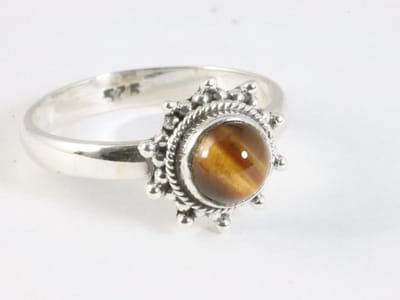 Fijne bewerkte zilveren ring met tijgeroog - maat 16.5