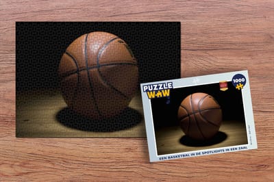 Puzzel Een basketbal in de spotlights in een zaal - Legpuzzel - Puzzel 1000 stukjes volwassenen