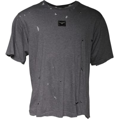 Versleten T-shirt met gescheurde details