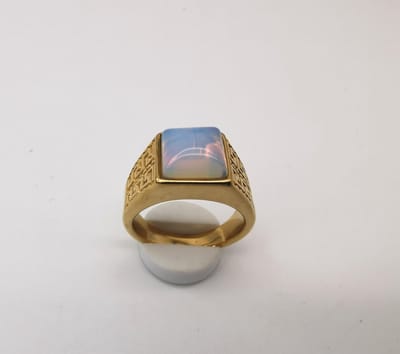 RVS Edelsteen Opaal goudkleurig Griekse design Ring. Maat 18. Vierkant ringen met beschermsteen. geweldige ring zelf te dragen of iemand cadeau te geven.