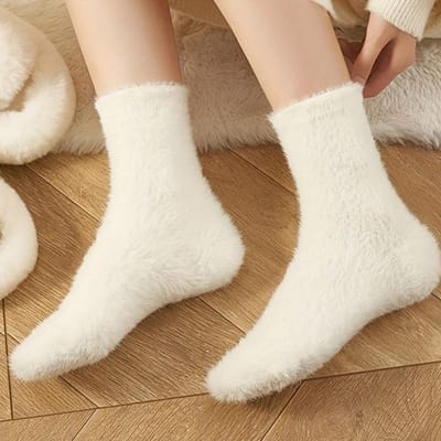 Superzachte Pluche Sokken voor Dames - Comfortabele Medium Schacht, Effen Kleur, Warm en Gezellig, Machine Wasbaar, Perfect voor Herfst/Winter, Gezellige Sokken wit